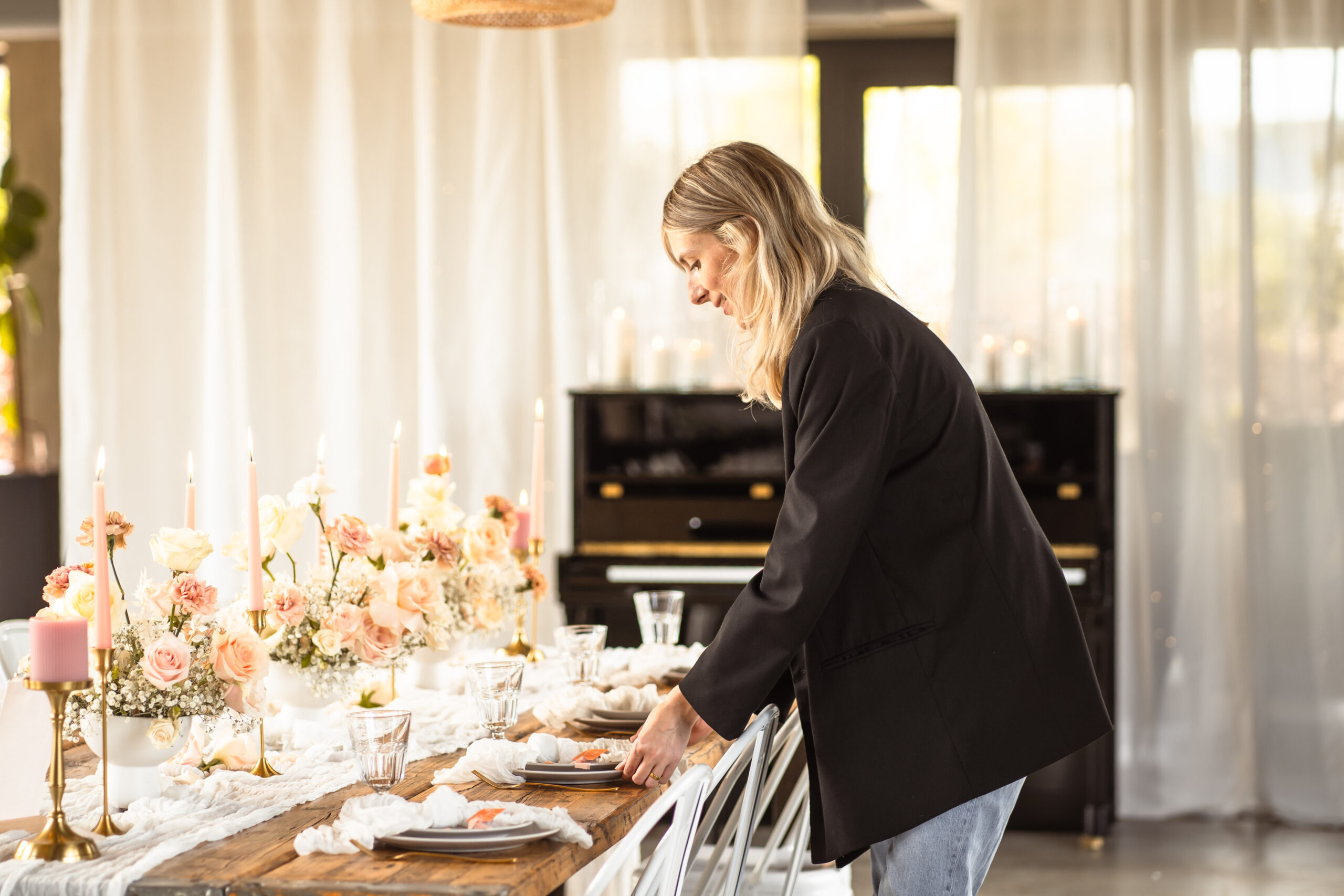 Hochzeitsplanerin dekoriert Tisch