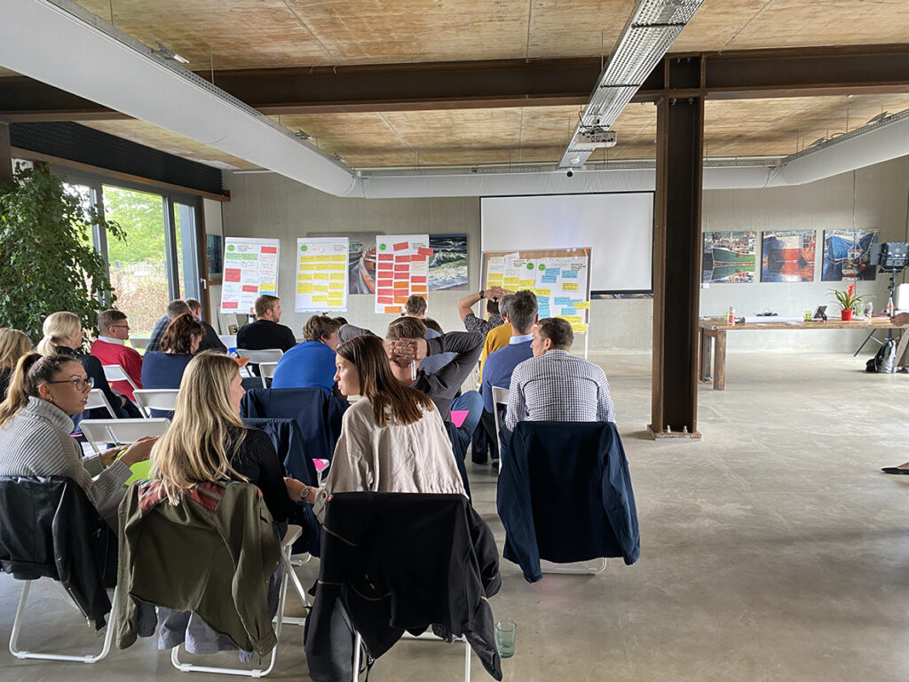 Seminarraum wird von einer Personengruppe in einem Seminar genutzt.